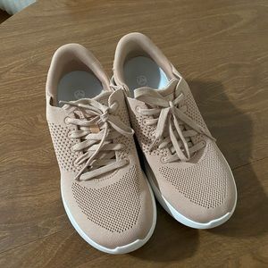 Kizik Lima sneakers, size 9 women’s